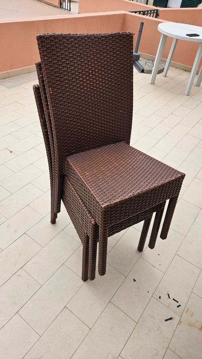 Mesa e cadeiras jardim em Ratan