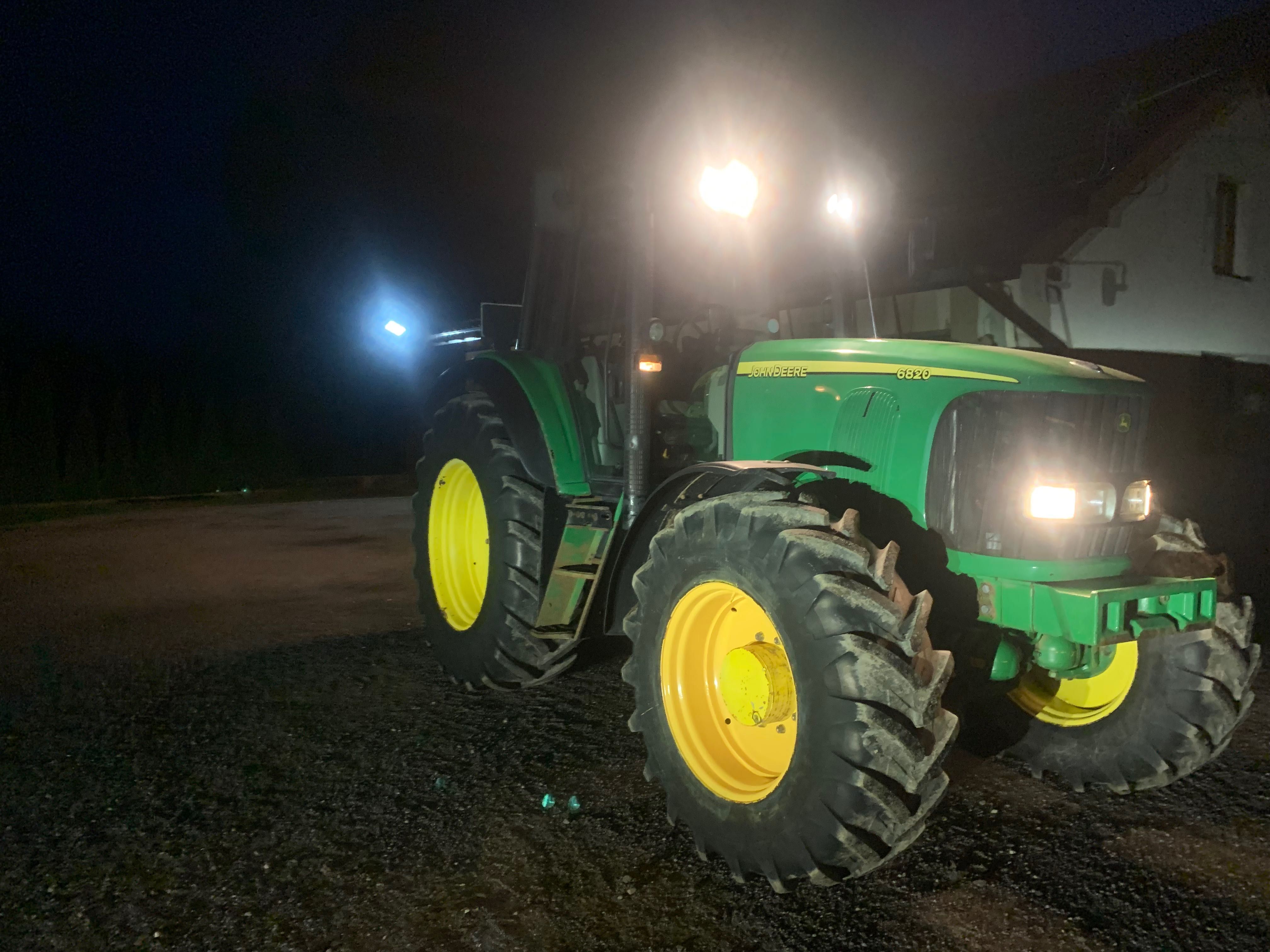 Ciągnik John Deere 6820