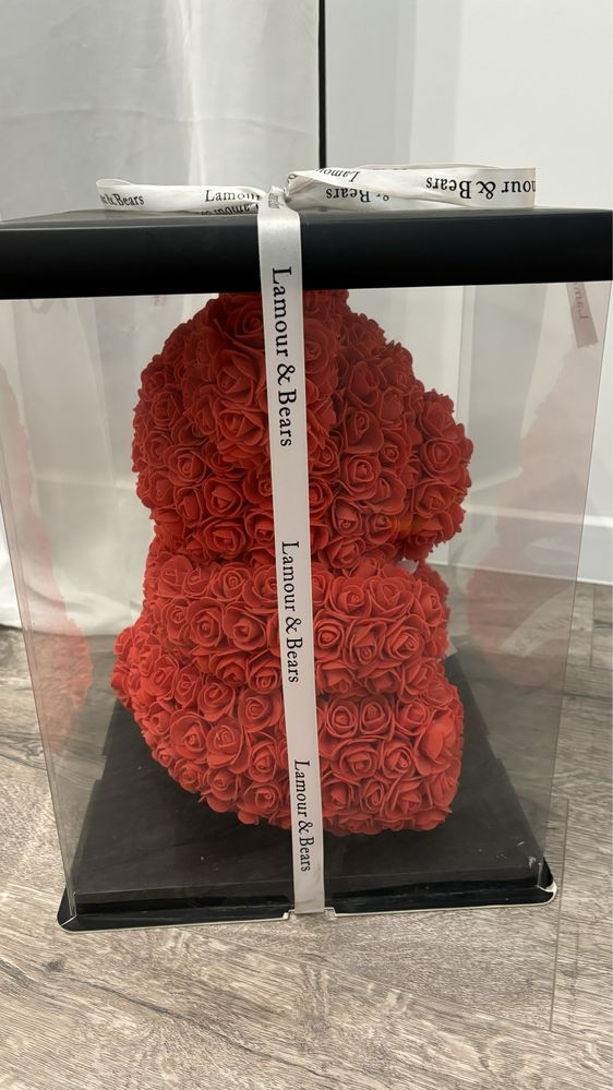 Miś z róż 40cm Lamour & Bears czerwony w pudełku walentynki De Lamour