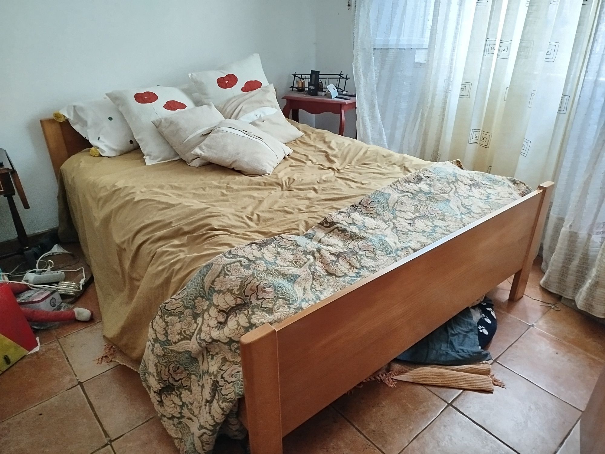 Cama 1.80x1.30 m (com estrado de ripas)