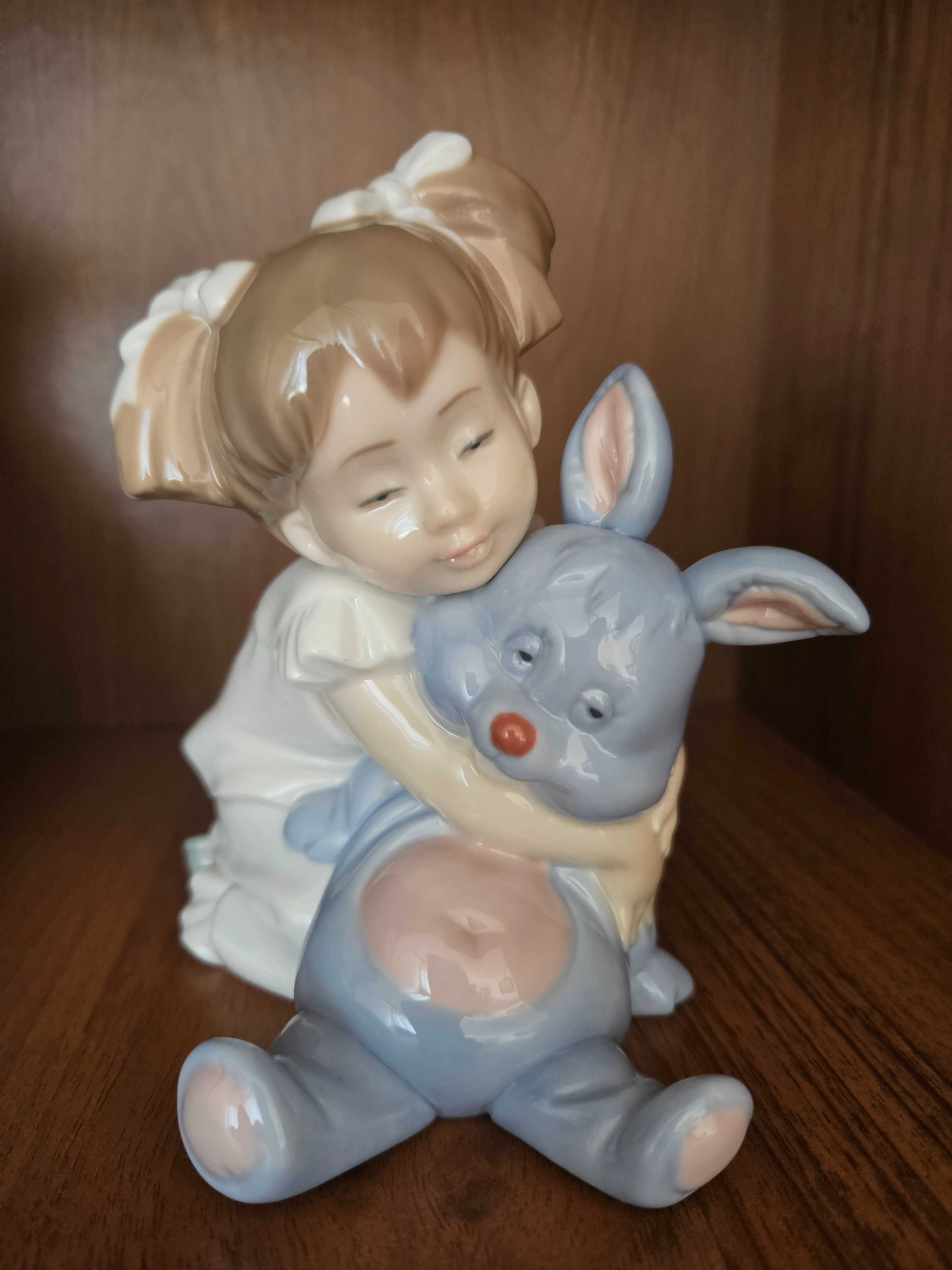 Figurka Lladro dziewczyna z zającem "Kocham cię tak bardzo"