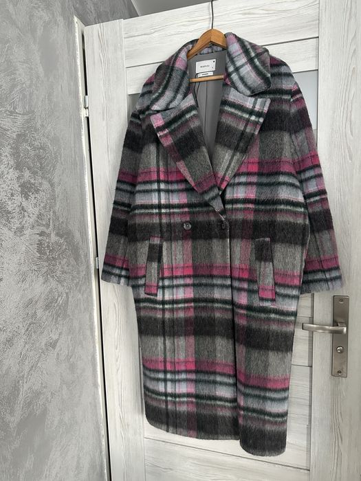 Wełniany płaszcz w kratę Reserved