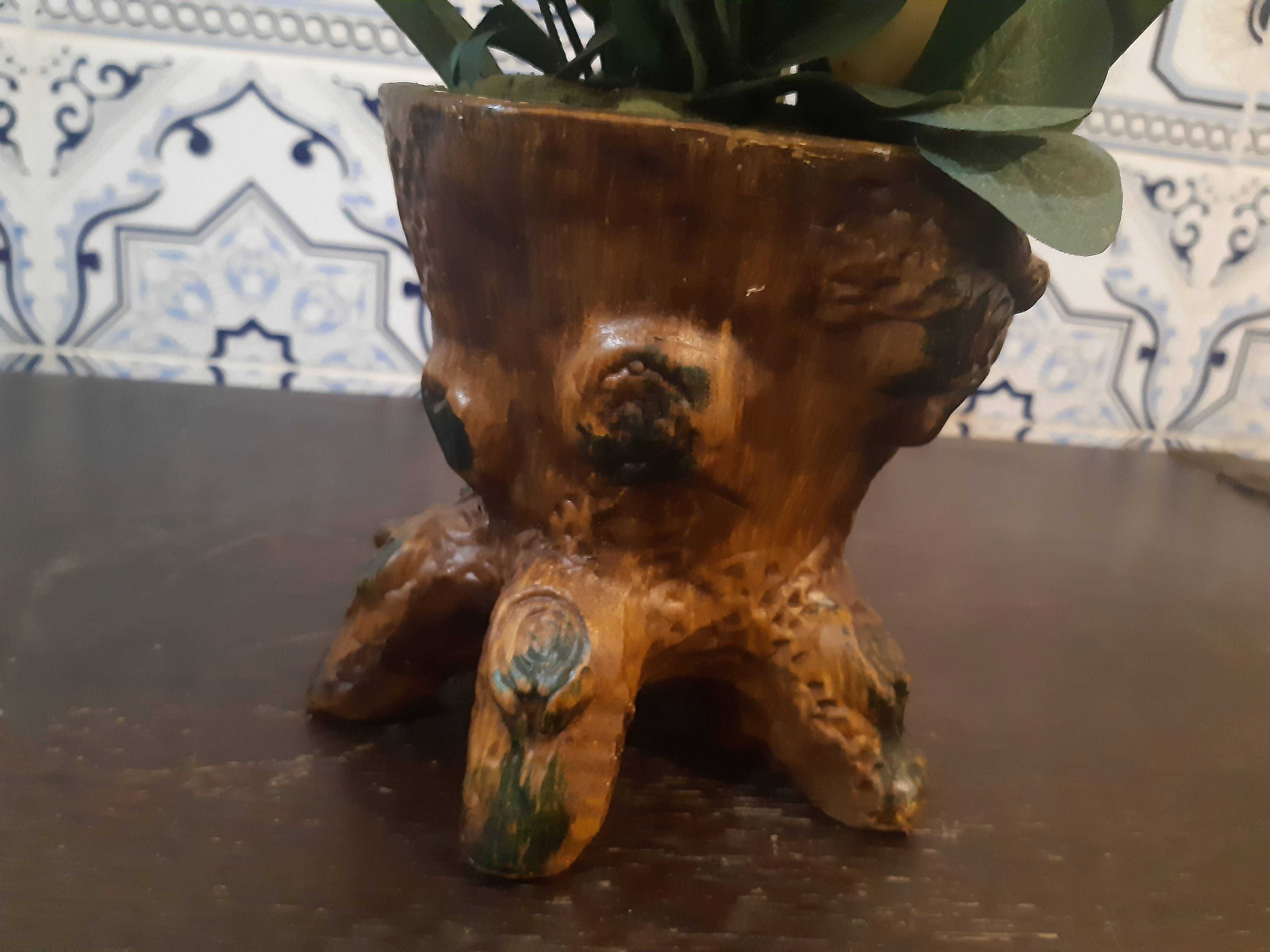 Arranjo de jarros artificiais em vaso cerâmica tipo tronco