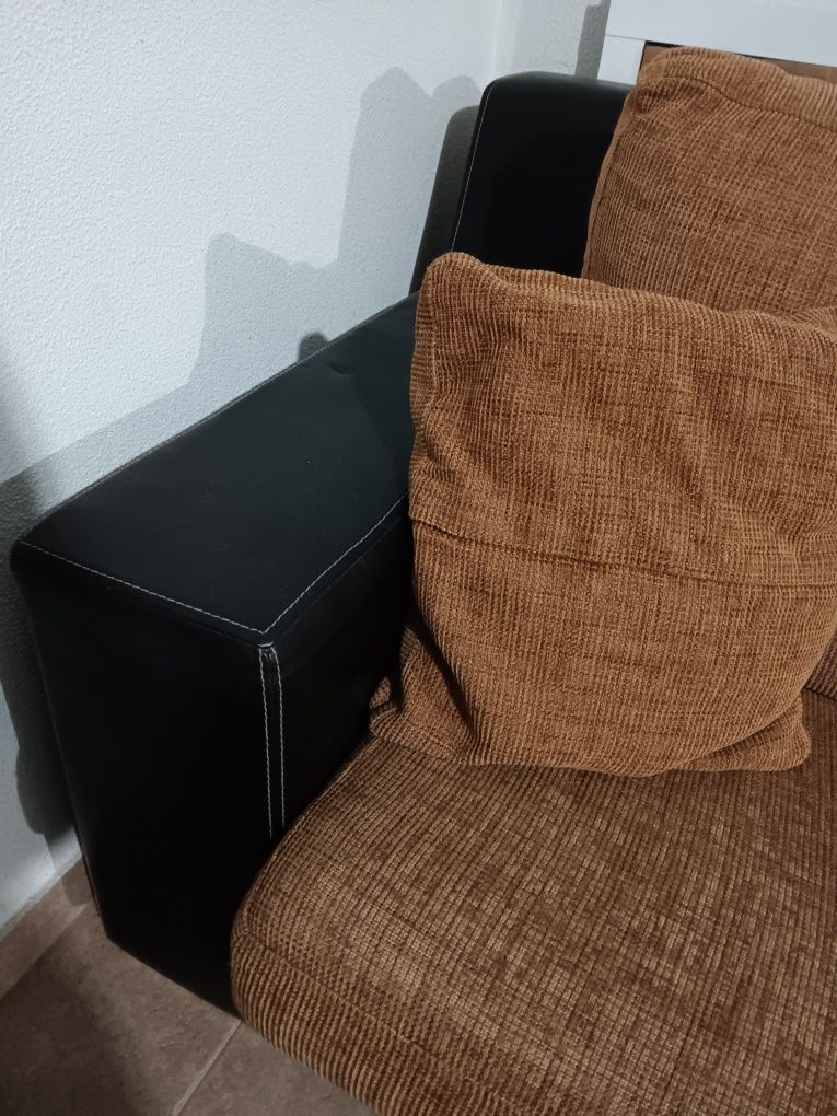 Excelente Sofa, braços em pele e almofadas com fecho.