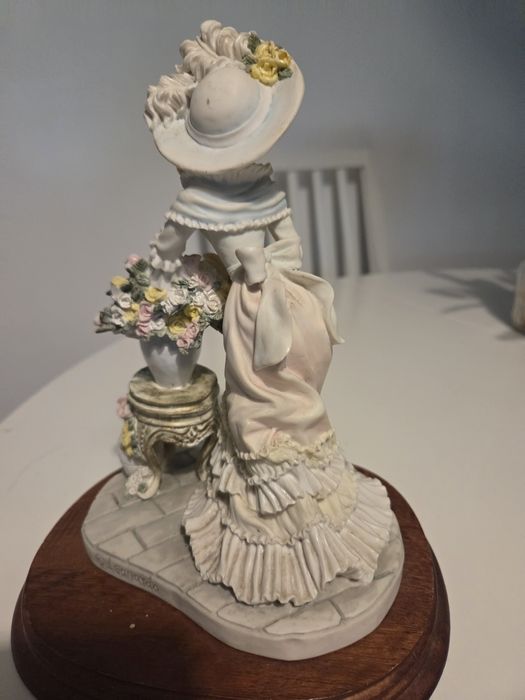 Piękna kolekcjonerska figurka damy w kapeluszu Leonardo