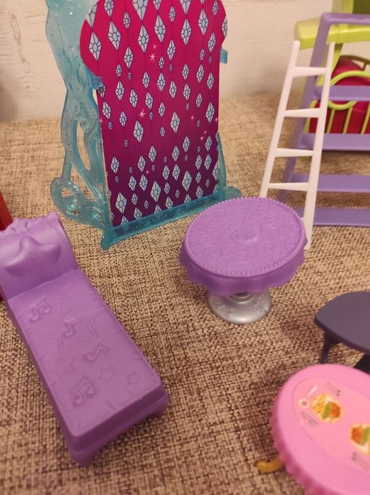 Akcesoria do domku dla lalek lózka krzesła stoły obrazy itp