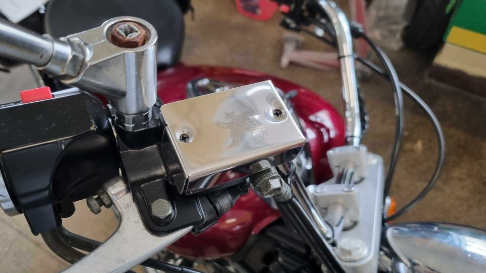 Nakładka, osłona zbiorniczk płynu hamul do Yamahy Dragstar XVS 125 cm