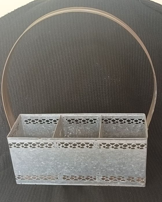Cesta em latão e zinco trabalhado.