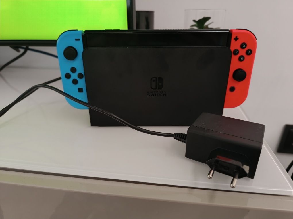 Nintendo Switch Semi-Nova com 2 jogos incluídos