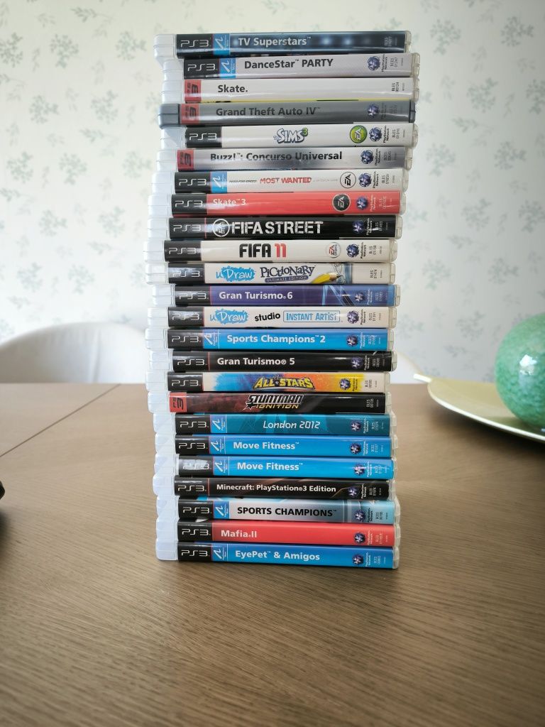 Playstation 3 com vários acessórios e com 24 jogos