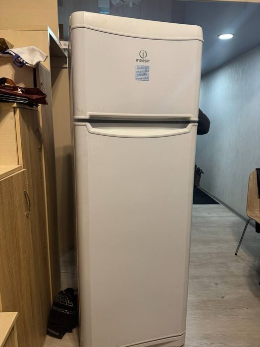 Продам холодильник Б/У . Потекла система. Мотор работает!