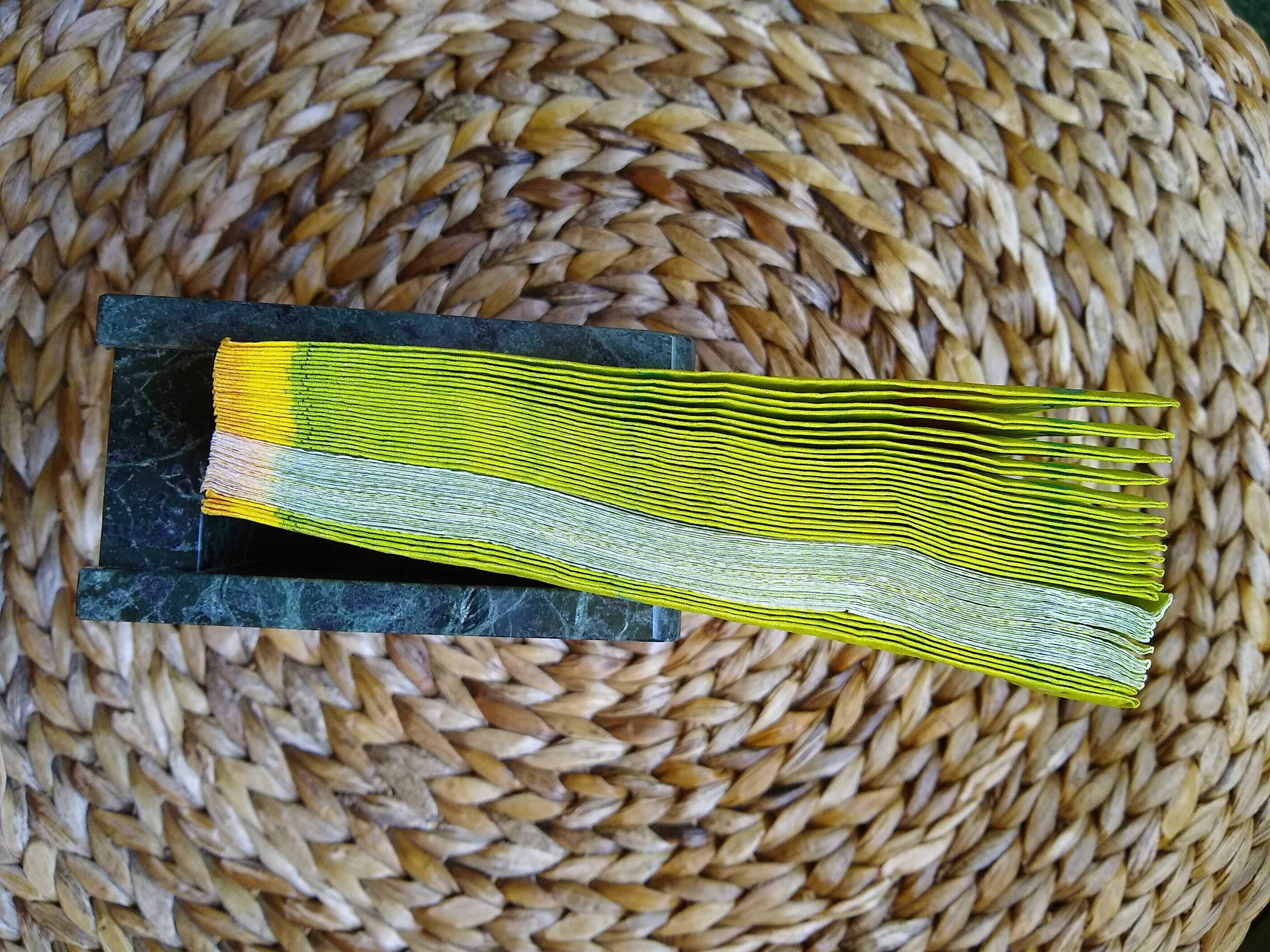 Elegancki serwetnik z ciemnozielonego marmuru