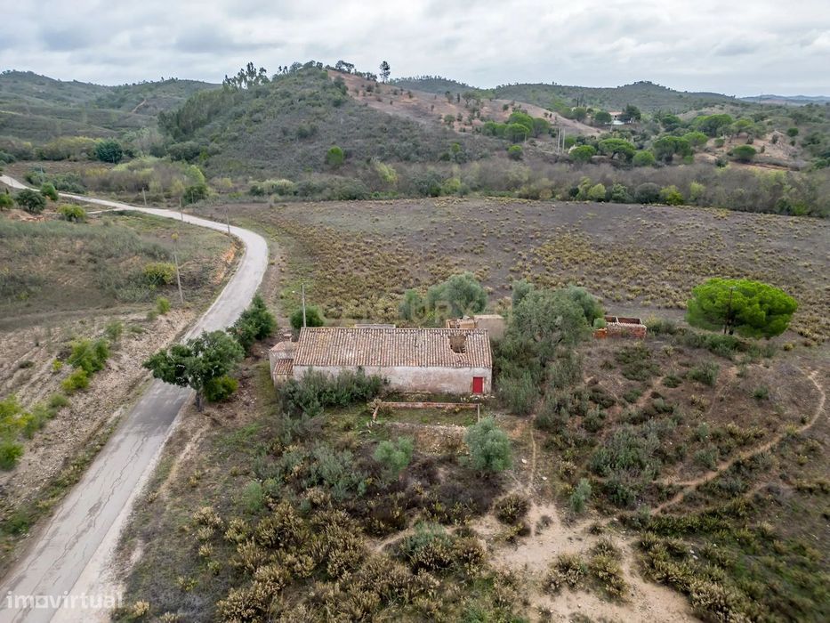 Moradia de 136 m2 para reabilitar em lote urbano de 960m2 num terreno