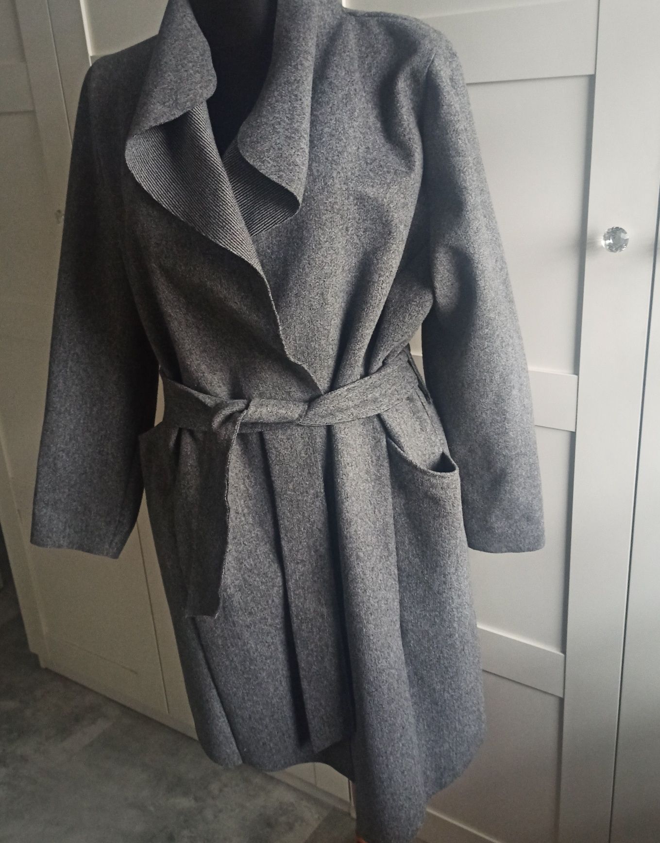 Szary asymetryczny płaszcz + chusta w kratę gratis