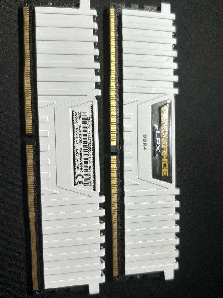 Продам оперативную память DDR4 2x8GB