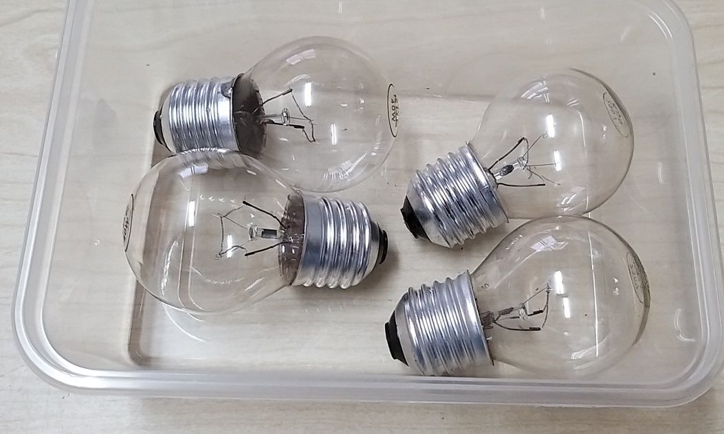 4 lâmpadas normais.