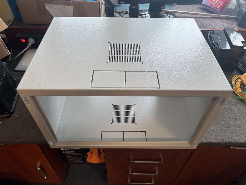 Szafa wiszaca rack 19” drzwi z szyba szara