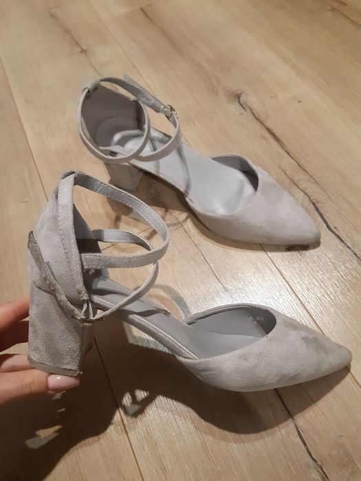 Piękne zamszowe buciki