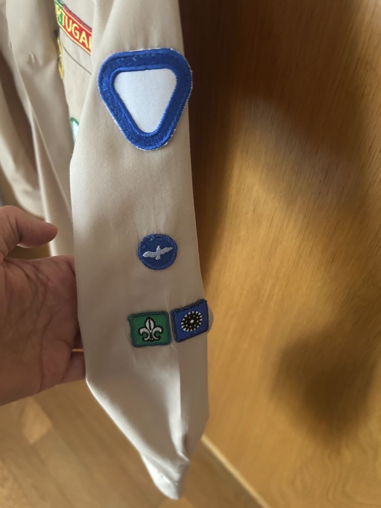 Camisa escuteitos com insígnias