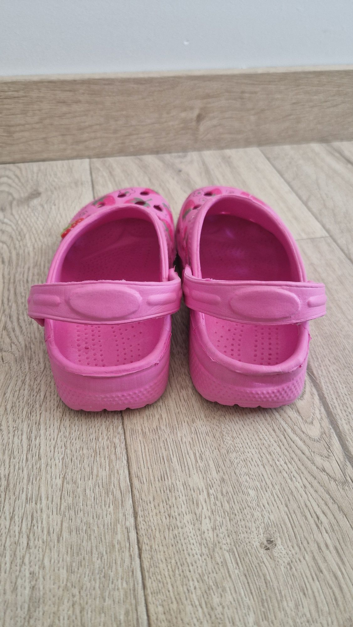 Klapki w typie crocs 28 truskawka