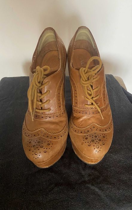 Sapatos em pele de cunha marca Aldo