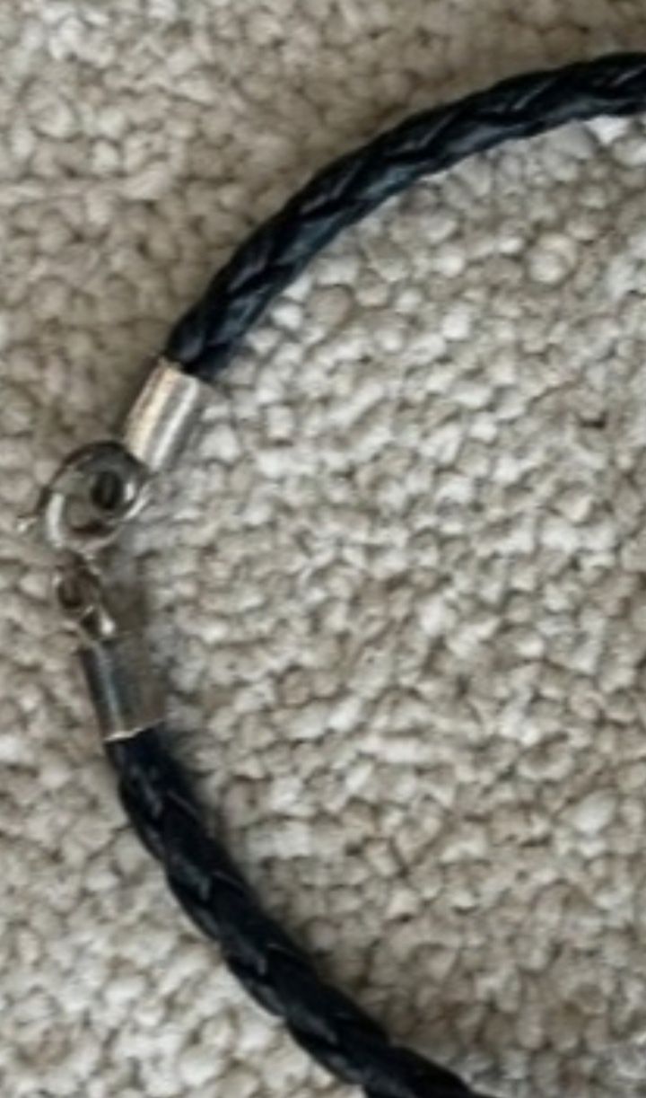 Pulseira de pele preta com conta em prata