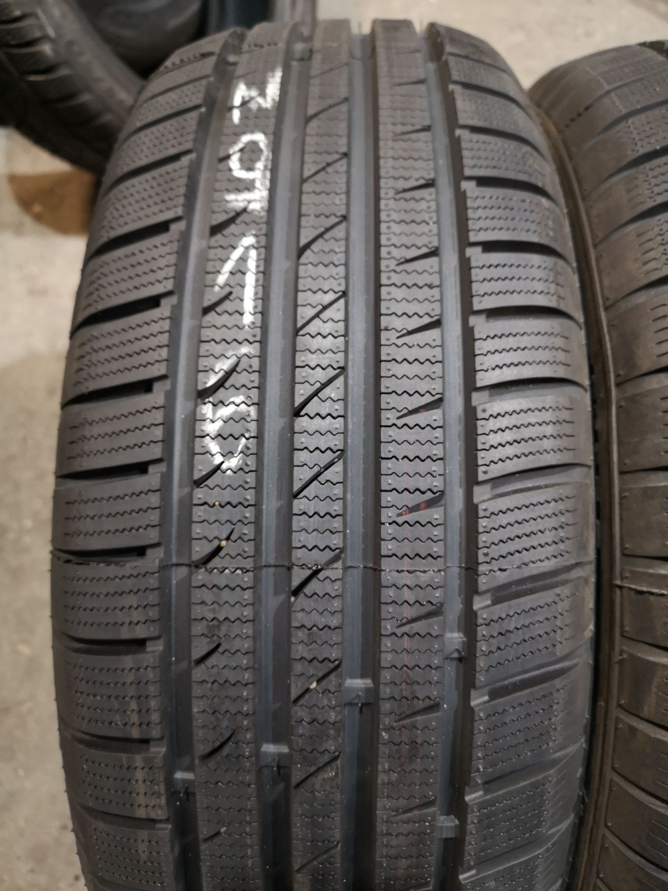 Opony zimowe 215/60/16 Fortuna 4szt 7,5mm 2022r