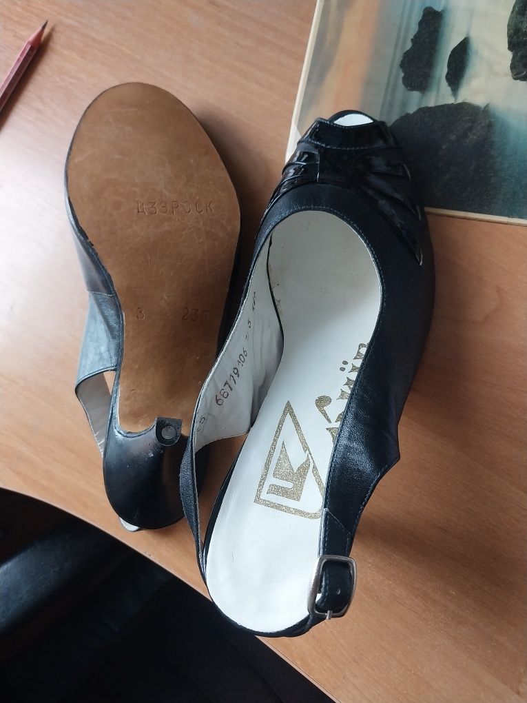 Взуття жіноче шкіряне (чоботи, босоніжки) 23 см