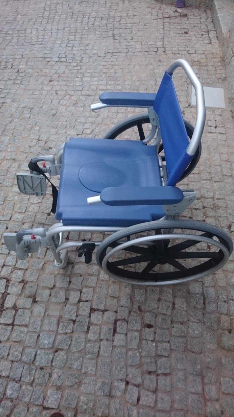 Cadeira de rodas poltrona Invacare e cadeira de banho sanitária