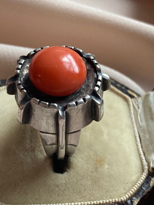 Stary duży srebrny pierścionek z koralem