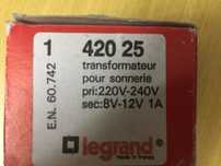 Transformador com Primário 230V e Secundário de 8 ou 12V - 1 Ampere
