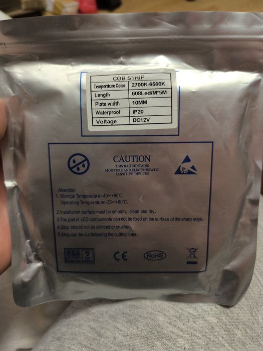 fita de LED COB. As fitas de LED COB (Chip-on-Board) são uma tecnologi