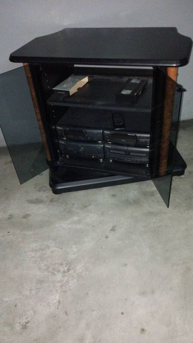 Vendo móvel para TV e aparelhos vários mais duas colunas para Cds
