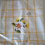 Toalha de mesa branca e amarela