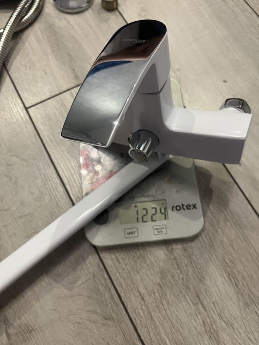 Сучасний змішувач Mixxus Euro для ванни, білий/хром, з лійкою