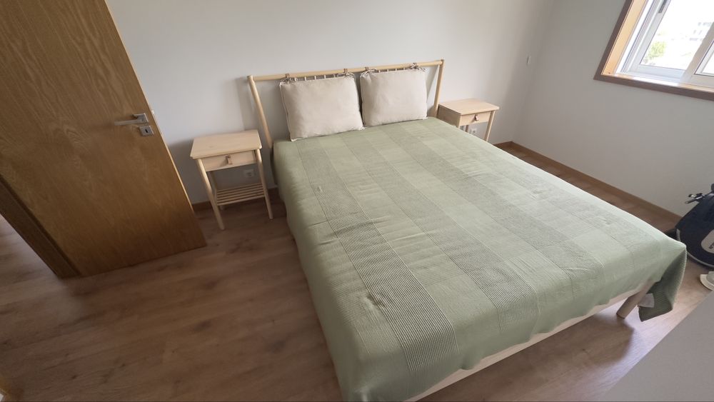 Conjunto cama casal e mesas de cabeceira IKEA BJÖRKSNÄS