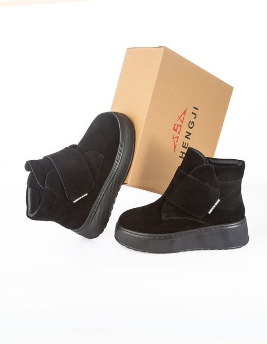 Жіноче взуття  уггі