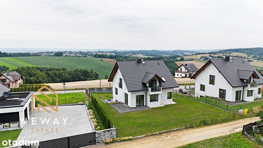 Dom w malowniczej okolicy z widokiem na góry