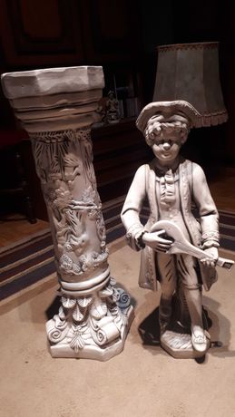 estátua com coluna de menino com 1,16m de altura
