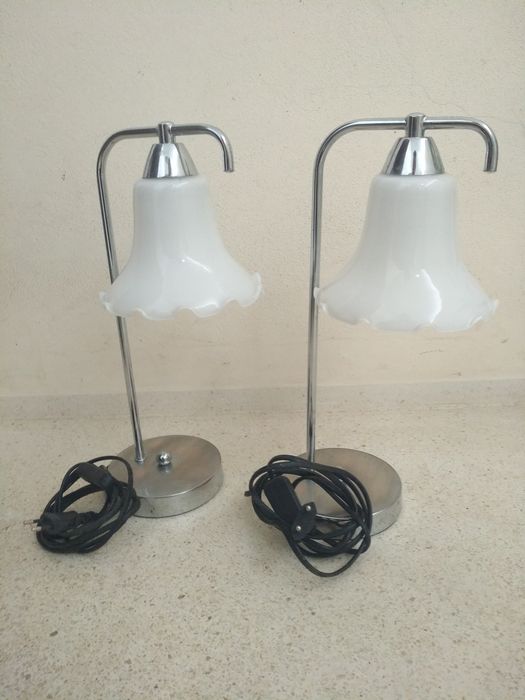 Par de candeeiros de mesinha, estrutura metálica com tulipa em vidro