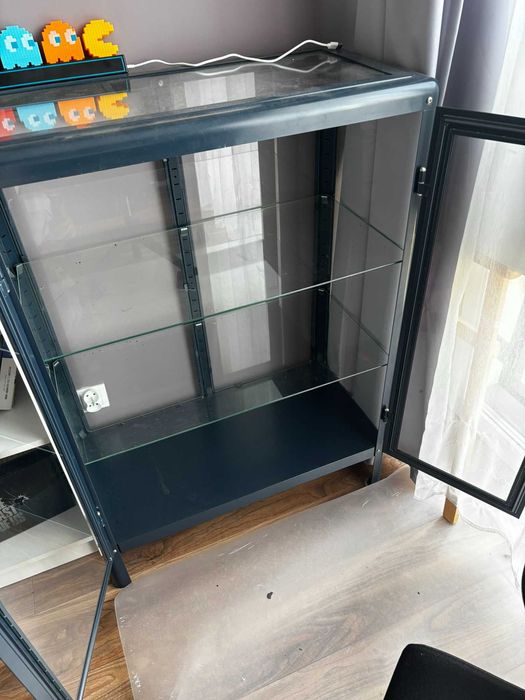 Ikea Fabrikor, witrynka granatowa