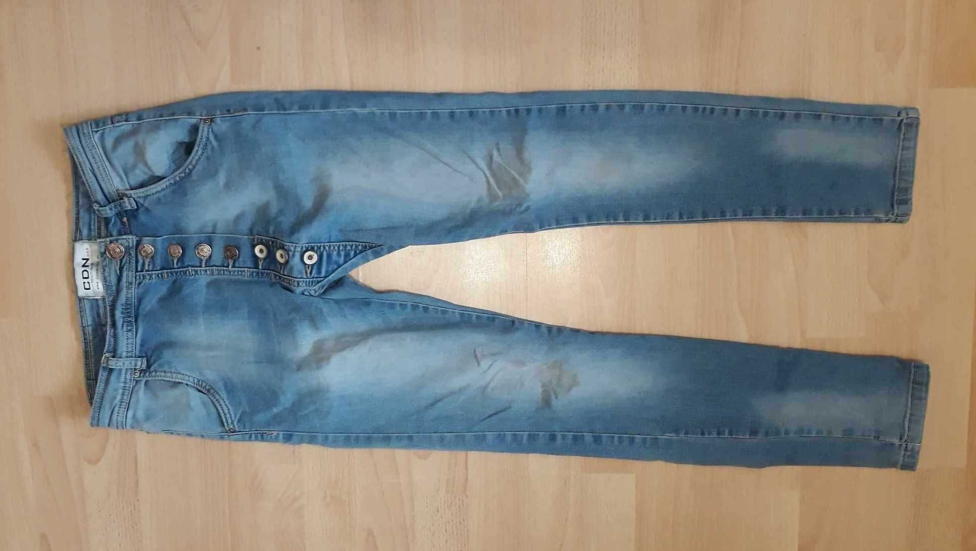 spodnie jeans dżins ciekawie skośne guziki w rozporku