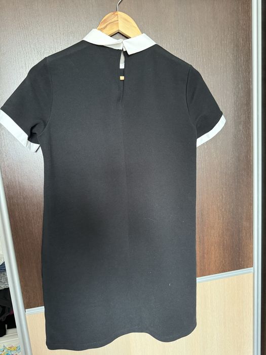 Czarna sukienka elegancka z białym kołnierzykiem Zara S