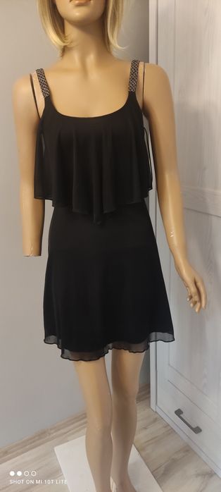 Czarna sukienka ze srebrnymi ramiączkami