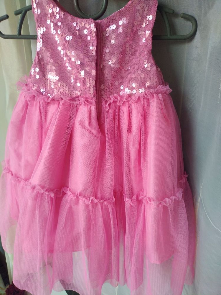 Рожева святкова сукня на 1 рік