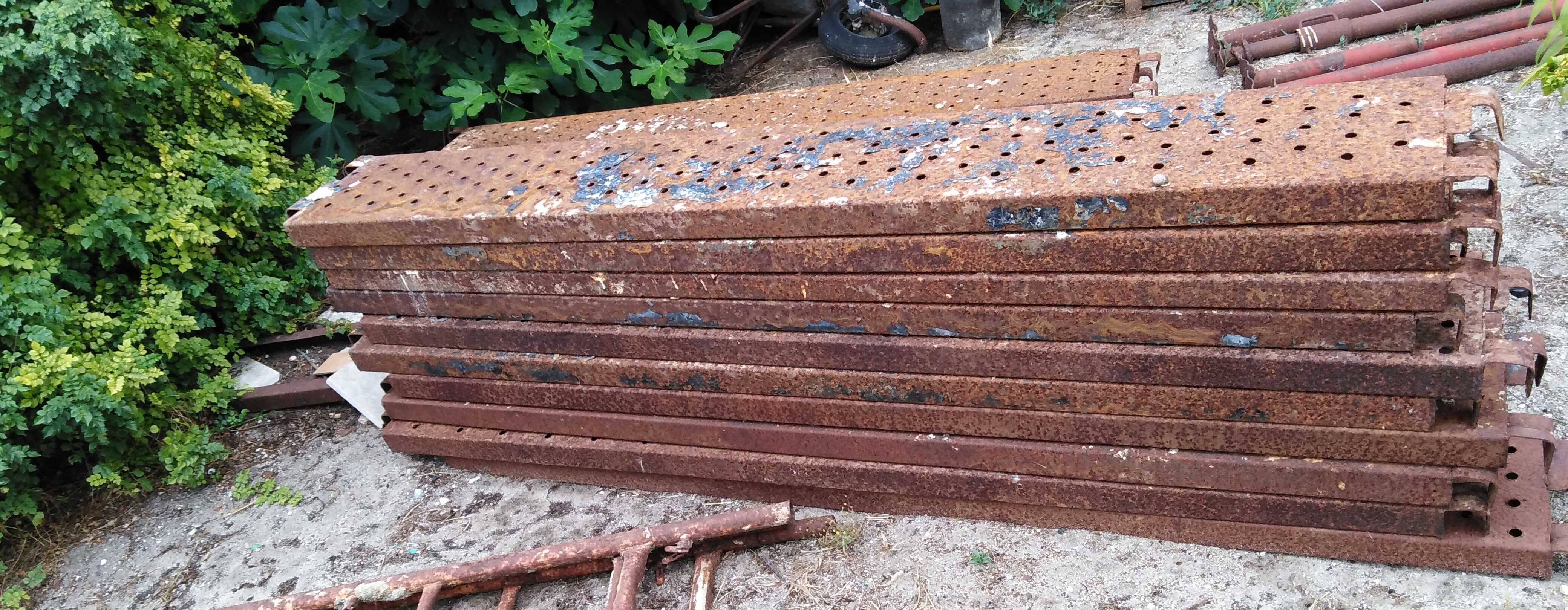 Conjuntos de Pranchas e cruzetas de andaime mais capacete para obra