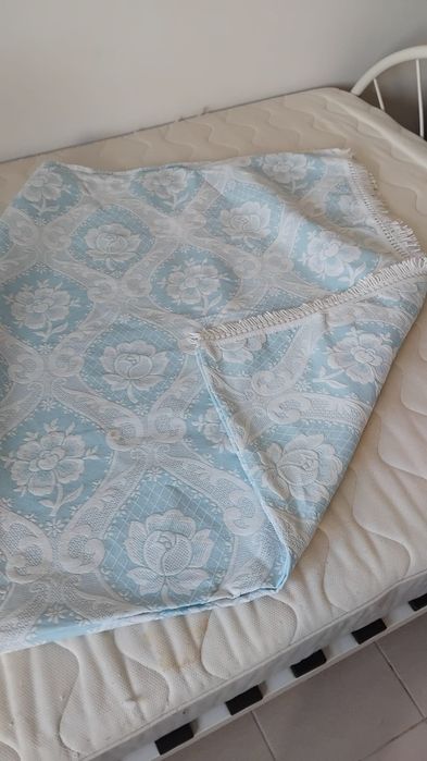 Colcha azul e branca 224cm x 198cm