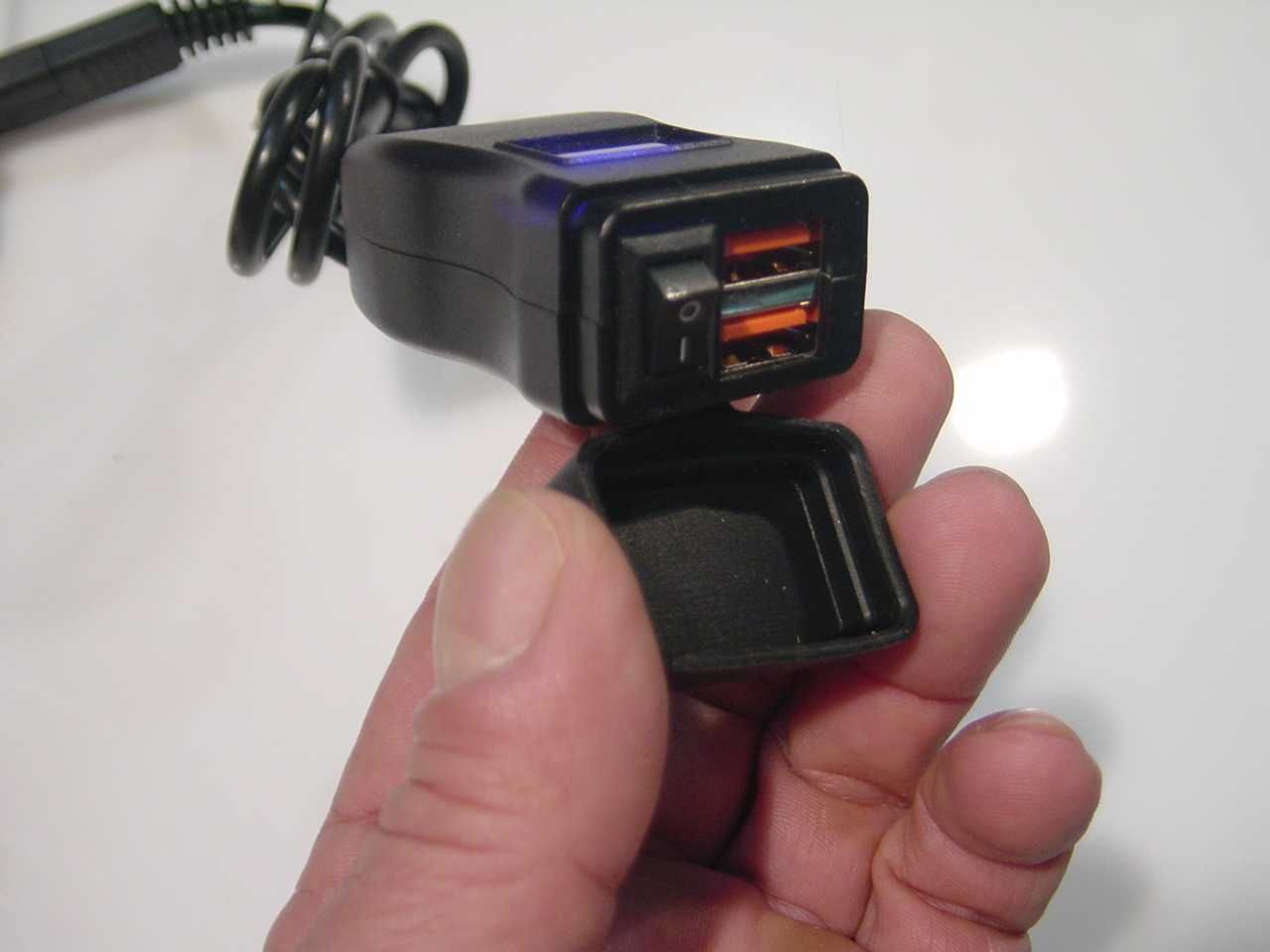 Carregador USB com voltímetro