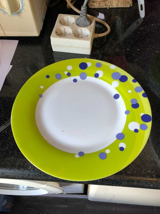 prato de refeicao verde e branco