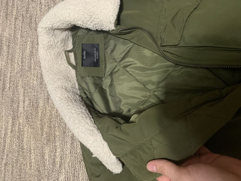 Бомбер Bershka оливковий